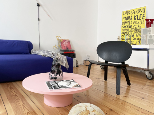 Interior design by Steffi Bühlmaier - Wohnzimmer mit blauem Sofa und rosanem Tisch