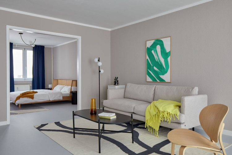 ziInterior design by Steffi Bühlmaier- Wohnzimmer mit Schlafzimmer im Hintergrund