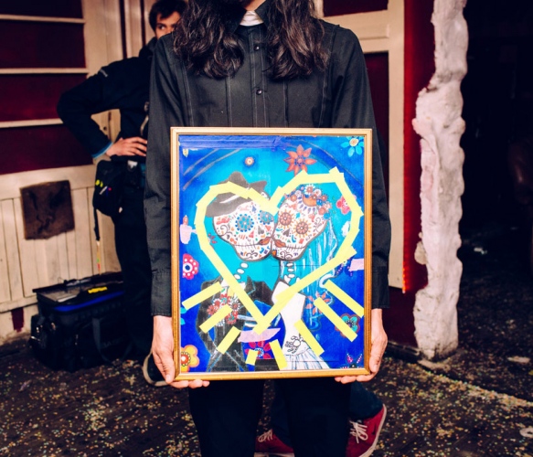 steffi b&uuml;hlmaier steffibuehlmaier - moby m&ouml;we - music video - man holding artwort in his hands