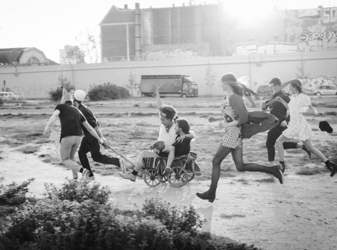 steffi b&uuml;hlmaier steffibuehlmaier - moby m&ouml;we - music video - friends running through berlin