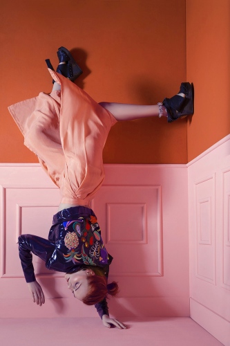 steffi b&uuml;hlmaier steffibuehlmaier - 0 gravity - fashion - model in front of pink and red wall - christina sandrock