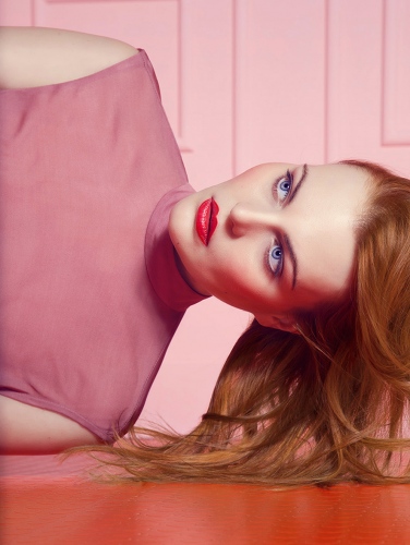 steffi b&uuml;hlmaier steffibuehlmaier - 0 gravity - fashion -portrait of female model in front of pink and red wall - christina sandrock