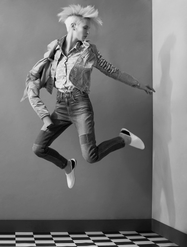 steffi b&uuml;hlmaier steffibuehlmaier - locker bleiben - fashion - woman jumping in black and white - christina sandrock