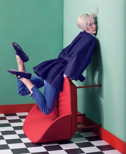 steffi b&uuml;hlmaier steffibuehlmaier - locker bleiben - fashion - woman posing in front of green wall - christina sandrock