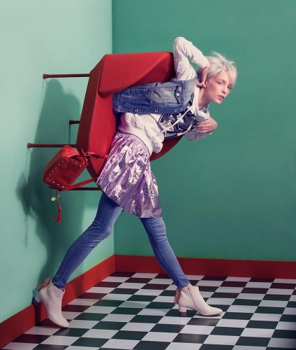 steffi b&uuml;hlmaier steffibuehlmaier - locker bleiben - fashion - woman posing in front of green wall - christina sandrock