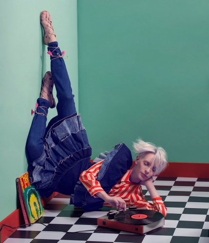 steffi b&uuml;hlmaier steffibuehlmaier - locker bleiben - fashion - woman posing in front of green wall - christina sandrock