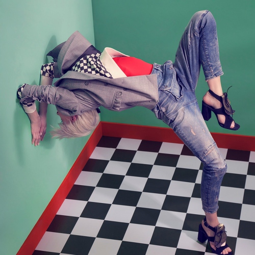 steffi b&uuml;hlmaier steffibuehlmaier - locker bleiben - fashion - woman posing in front of green wall - christina sandrock