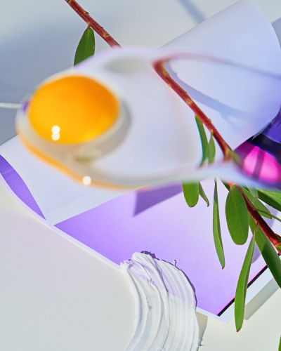 Steffi Bühlmaier Set Design. egg yolk and leaves in front of gradient - set design: steffi bühlmaier steffibuehlmaier - photography: paul kusserow - freie sache - abstract art